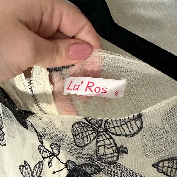 La’Ros Appliqué Butterfly Puff Sleeve Crop Small - Picture 4 of 5